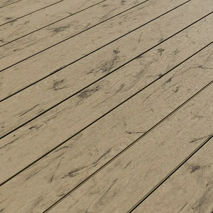 Kovalex WPC-Terrassendiele Massiv mit Struktur nach Maß - Samtesche, 540 x 14,5 x 2 cm - Nahaufnahme von einer Holzterrasse mit markanten Maserungen. Die Bretter verlaufen diagonal und zeigen natürliche Farbunterschiede.