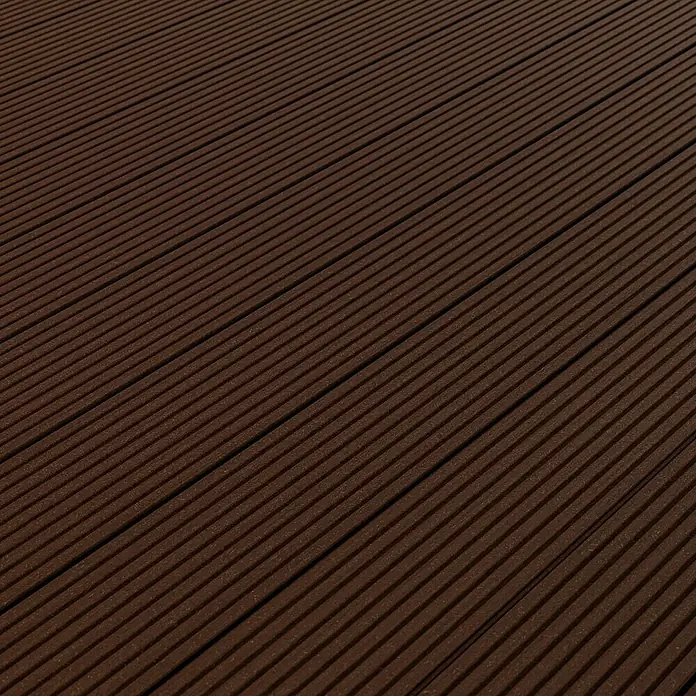 Kovalex WPC-Terrassendiele Exklusiv nach Maß - Braun, Gebürstet, 460 x 14,5 x 2,6 cm - Nahaufnahme eines braunen Holzdielenbodens. Die Textur und Maserung des Holzes sind deutlich sichtbar.