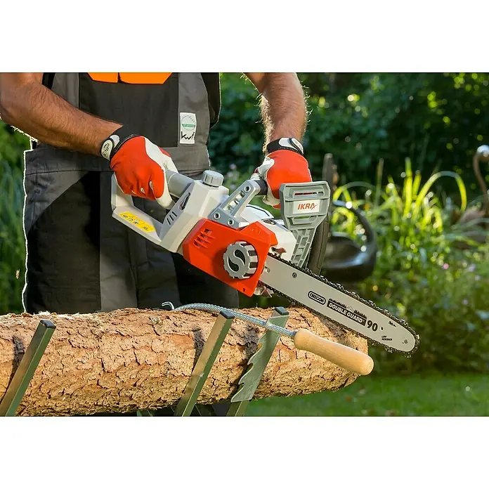 Ikra Akku-Kettensäge ICC 2/2035 - 40 V, 2 Ah, Li-Ionen, 2 Akkus - Ein Mann benutzt eine IKRA Kettensäge mit orangefarbener Verkleidung, um Holz zu sägen. Er trägt Handschuhe und eine Latzhose.