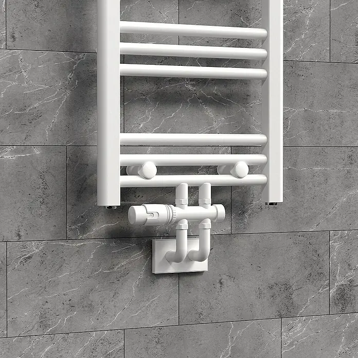 LuxeBath Thermostatventil - Durchgangsventil - Nahaufnahme eines modernen, weißen Heizkörper-Handtuchwärmers an einer grauen Fliesenwand mit Marmormuster.
