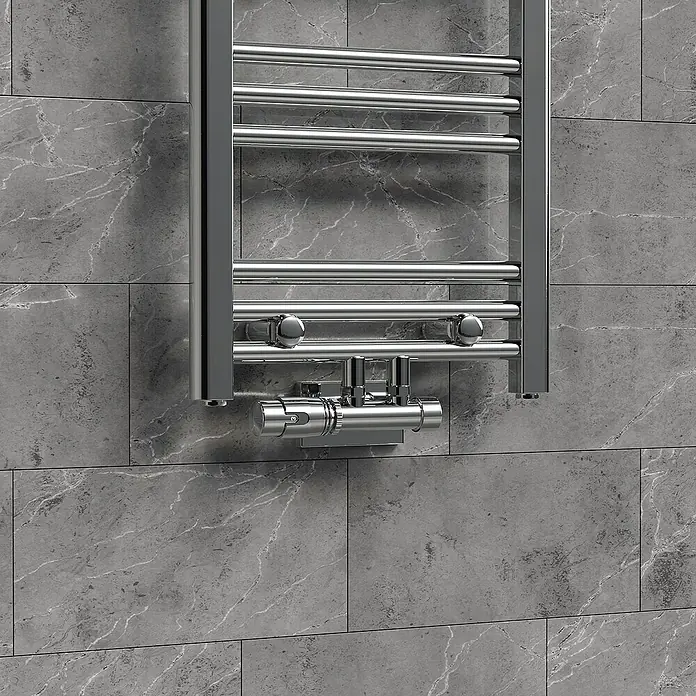 LuxeBath Thermostatventil - Eckventil - Nahaufnahme eines modernen, verchromten Handtuchwärmers an einer grauen Marmorwand.