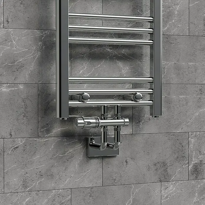 LuxeBath Thermostatventil - Durchgangsventil - Nahaufnahme eines modernen, verchromten Handtuchwärmers an einer grauen Marmorwand, der Badezimmer-Eleganz und Funktionalität vereint.