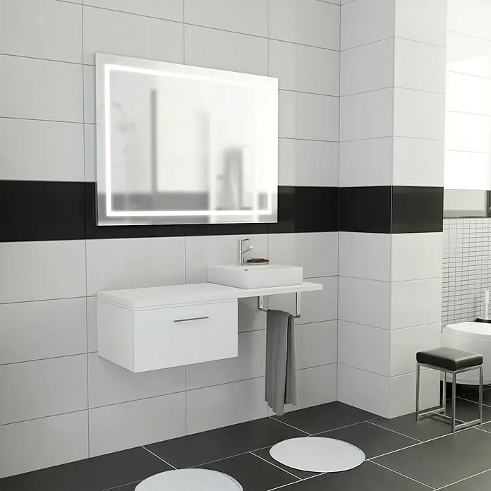 Camargue Espacio Badmöbel-Set K21 - 120 cm, Mira - Modernes Badezimmer-Design mit einem beleuchteten Spiegel über einem weißen Waschtisch mit Handtuchhalter. Elegante Badgestaltung.