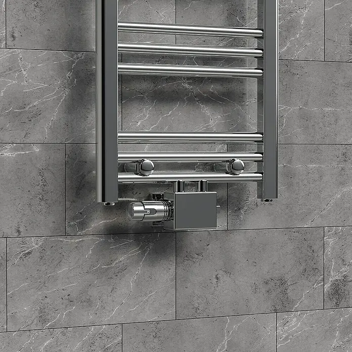 LuxeBath Thermostatventil - Eckventil - Nahaufnahme eines modernen, an der Wand montierten Handtuchwärmers aus Chrom, der Funktionalität und modernes Baddesign vereint.