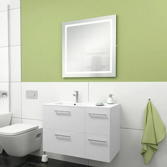 Camargue Espacio Badmöbel-Set H1 - 90 cm, Mira - Ein modernes Badezimmer mit einem weißen Waschtisch, einem beleuchteten Spiegel und grünen Akzenten. Die Einrichtung ist stilvoll und funktional.