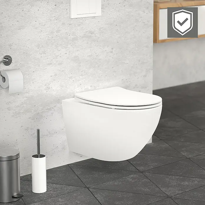 LuxeBath Wand-WC Weiß mit Nano Beschichtung lang Lotus Effekt - Spülrandlos, Mit antibakterieller Glasur, Spülform: Tief, WC Abgang: Waagerecht, Weiß - Nahaufnahme einer modernen, wandhängenden Toilette mit weißer Keramikschüssel und verdecktem Spülkasten, die ein elegantes Badezimmerdesign zeigt.