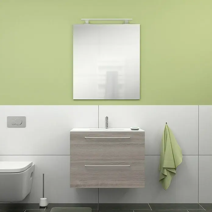 Camargue Espacio Badmöbel-Set G7 - 80 cm, Faro - Ein Badezimmer-Interieur zeigt einen Waschbeckenunterschrank mit Schubladen, einen Spiegel und eine Toilette.