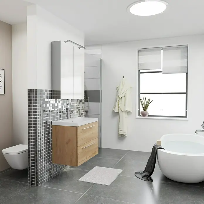 Camargue Espacio Waschtischunterschrank - 80 x 46 x 60 cm, 2 Schubkästen, Doce - Helles Badezimmer mit Waschtischunterschrank in Holzoptik, Spiegel, Badewanne und Fenster für ein entspannendes Ambiente.