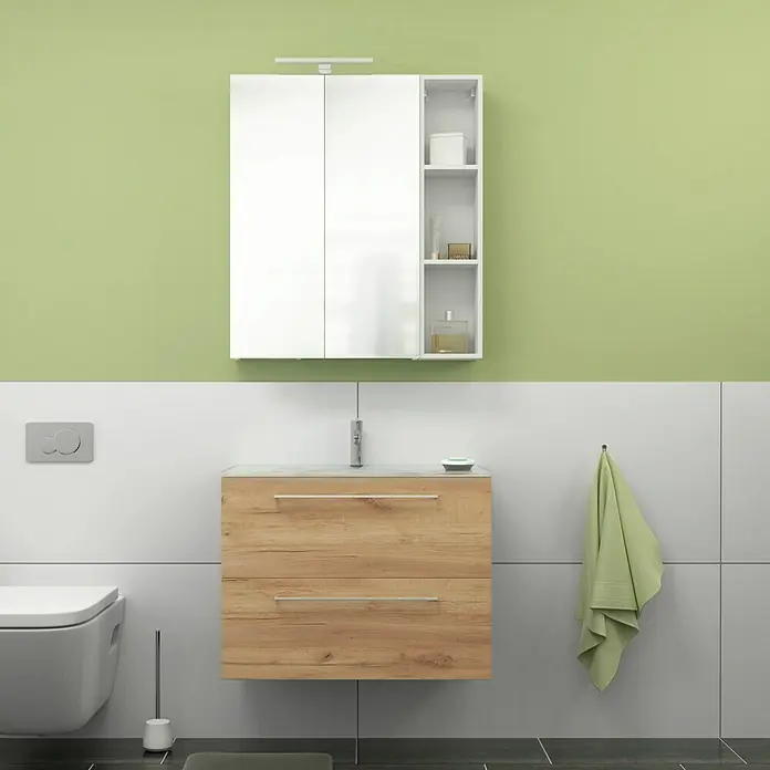Camargue Espacio Waschtischunterschrank - 80 x 46 x 60 cm, 2 Schubkästen, Doce - Ein Badezimmerwaschtisch mit Holzstruktur und weißen Schränken bietet stilvollen Stauraum. Ein Handtuch hängt an der Wand daneben.
