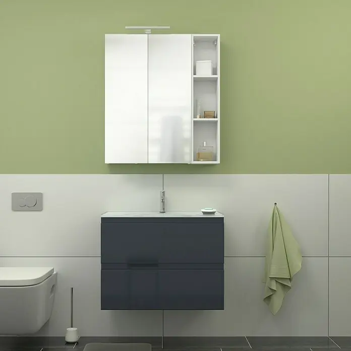 Camargue Espacio Waschtischunterschrank - 80 x 46 x 60 cm, 2 Schubkästen, Gama anthrazit glänzend - Badezimmeransicht mit einem hängenden Waschtischunterschrank in dunklem Blau, darüber ein Spiegelschrank mit Regal.