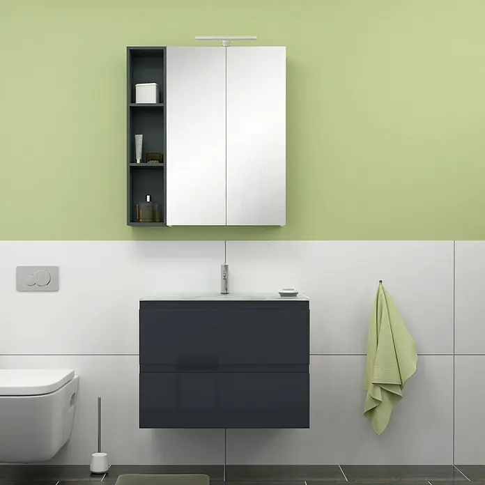 Camargue Espacio Badmöbel-Set G65 - 80 cm, Gama anthrazit glänzend - Moderne Badezimmeransicht mit grauem Waschtischunterschrank, Spiegelschrank und WC. Der Raum ist in Grün und Weiß gehalten.