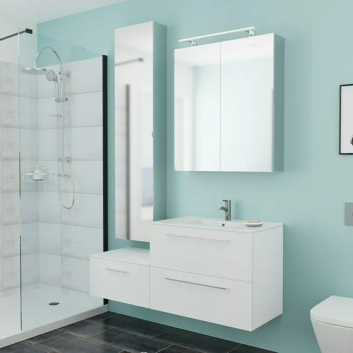 Camargue Espacio Badmöbel-Set M61 - 140 cm, Mira - Ein Badezimmer mit einem weißen Waschtisch mit Schubladen, einem Spiegelschrank und einer Dusche mit Glaswand.