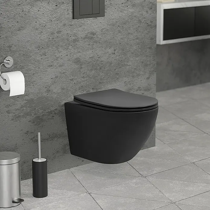 LuxeBath Wand-WC - Spülrandlos, Spülform: Tief, WC Abgang: Waagerecht, Schwarz - Nahaufnahme einer modernen, an der Wand montierten, schwarzen Toilette in einem stilvollen Badezimmer.