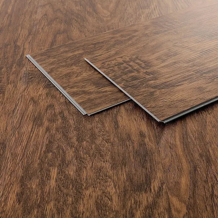 ML-Design Vinylboden - Braun, 122 cm x 18 cm x 0,42 mm - Nahaufnahme von zwei dunklen, holzähnlichen Vinyl-Bodenfliesen mit Klickverbindung, die eine warme und robuste Atmosphäre erzeugen.