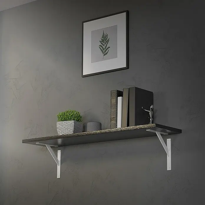 ML-Design Metallregal Regalwinkel Weiß Regalstütze Wandkonsole Wandhalterung - H x B x T: 24 x 3 x 3 cm, Aufstellen, Weiß - Dunkles Wandregal mit weißem Träger mit Büchern, Pflanze und Deko. Bild mit einem Farn hängt über dem Regal an grauer Wand.