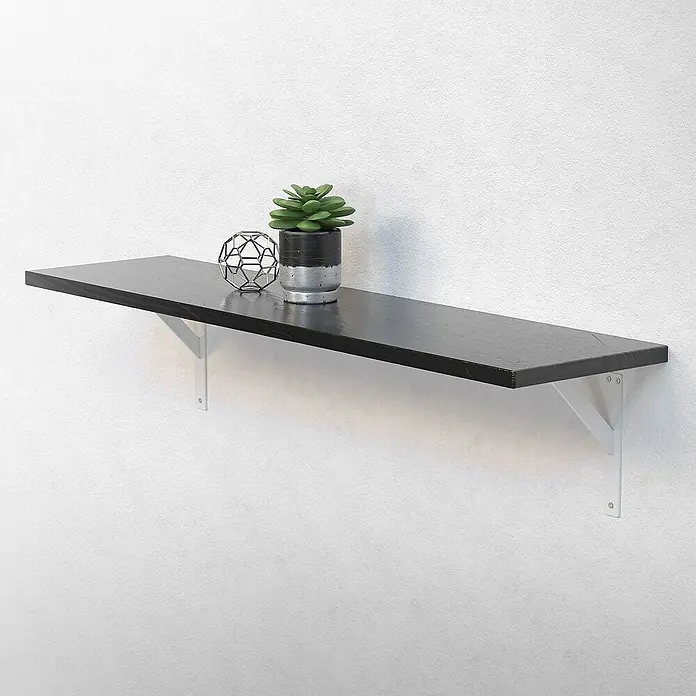ML-Design Metallregal Regalwinkel Weiß Regalstütze Wandkonsole Wandhalterung - H x B x T: 24 x 3 x 3 cm, Aufstellen, Weiß - Wandregal mit dunkler Holzplatte und weißen Halterungen, dekoriert mit einer kleinen Pflanze und einer geometrischen Kugel.