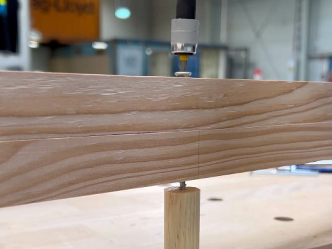 Holzstab und Rundbogen werden mit einem Schrauben verbunden