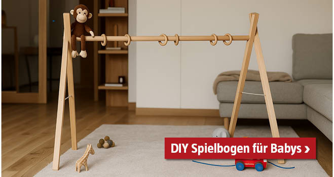 Selbstgemachter Spielbogen aus Holz für Babys im Wohnzimmer