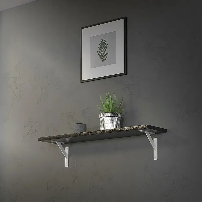 ML-Design Metallregal Regalwinkel Weiß Regalstütze Wandkonsole Wandhalterung - H x B x T: 18 x 3 x 3 cm, Aufstellen, Weiß - Ein Wandregal mit einer Pflanze und einer Kerze darunter. Die weiße Halterung sticht auf der grauen Wand hervor. Das Bild hängt darüber.