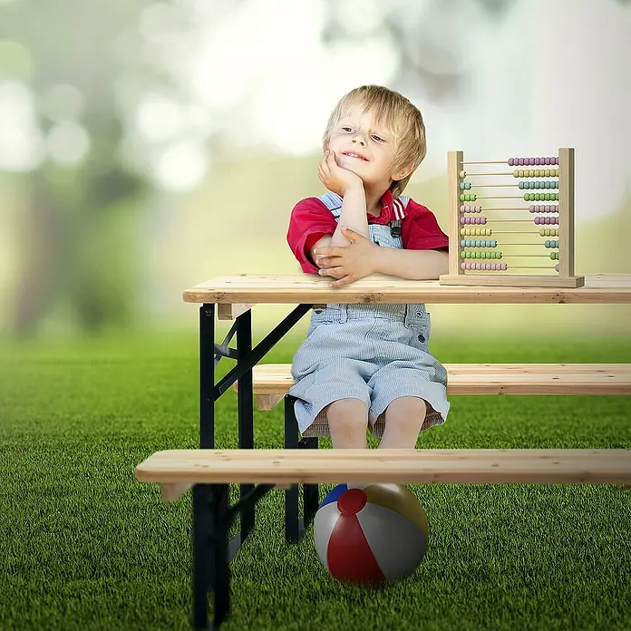 ML-Design Kinder-Picknicktisch Garten Sitzgruppe für Kinder, Braun, Tannenholz, massiv, mit 4 Plätzen - Braun, Dunkelgrün, Holz - Ein Junge sitzt an einem Holztisch mit einem bunten Abakus. Eine schöne und lehrreiche Ergänzung für jedes Kinderzimmer!