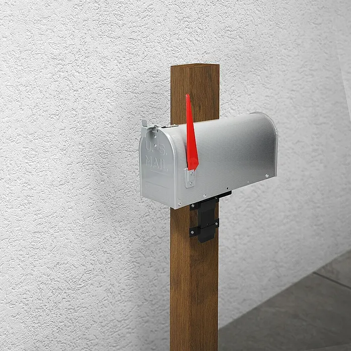 ML-Design Wandbriefkasten Schwarz Metall 24,5x15,5x24cm - L x B x H: 15,5 x 24,5 x 24 cm, Schwarz, Metall - Nahaufnahme eines Briefkastens mit roter Fahne auf einem Holzpfosten vor einer weißen Wand.