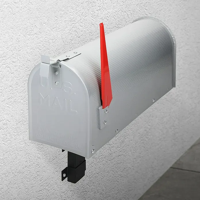 ML-Design Wandbriefkasten Schwarz Metall 24,5x15,5x24cm - L x B x H: 15,5 x 24,5 x 24 cm, Schwarz, Metall - Ein grauer Briefkasten mit roter Fahne ist an einer Wand montiert. Der Briefkasten ist mit der Aufschrift "U.S. MAIL" versehen.