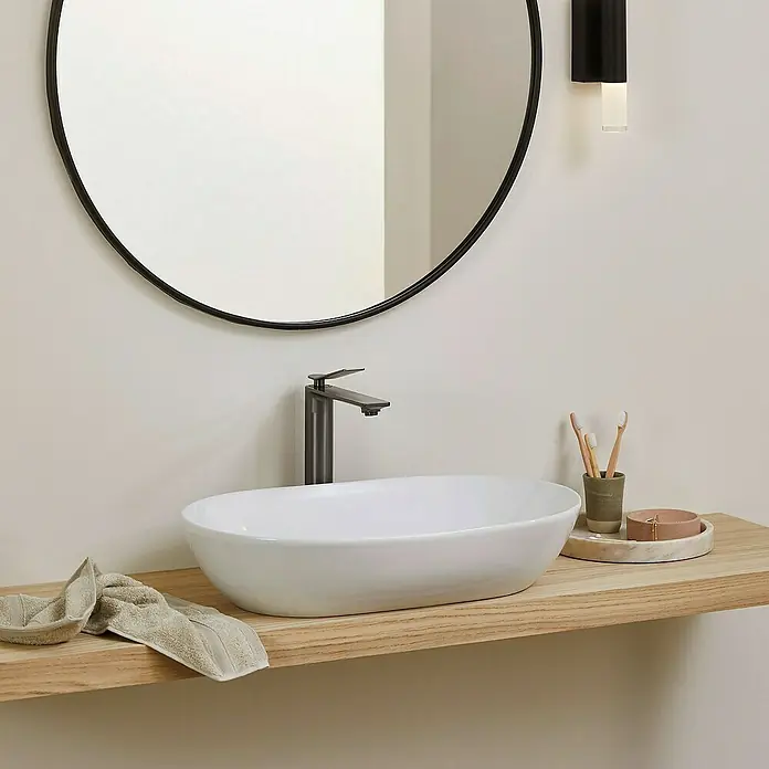 SCHÖNER WOHNEN-Kollektion Aufsatzwaschbecken Sati 60 cm x 42 cm Weiß - 42 x 60 cm, Ohne Spezialglasur, Hahnloch: Ohne, Mit Überlauf, Weiß - Elegantes Badezimmerwaschbecken auf einer Holzplatte mit Armatur, rundem Spiegel und Wandleuchte für ein stilvolles Ambiente.