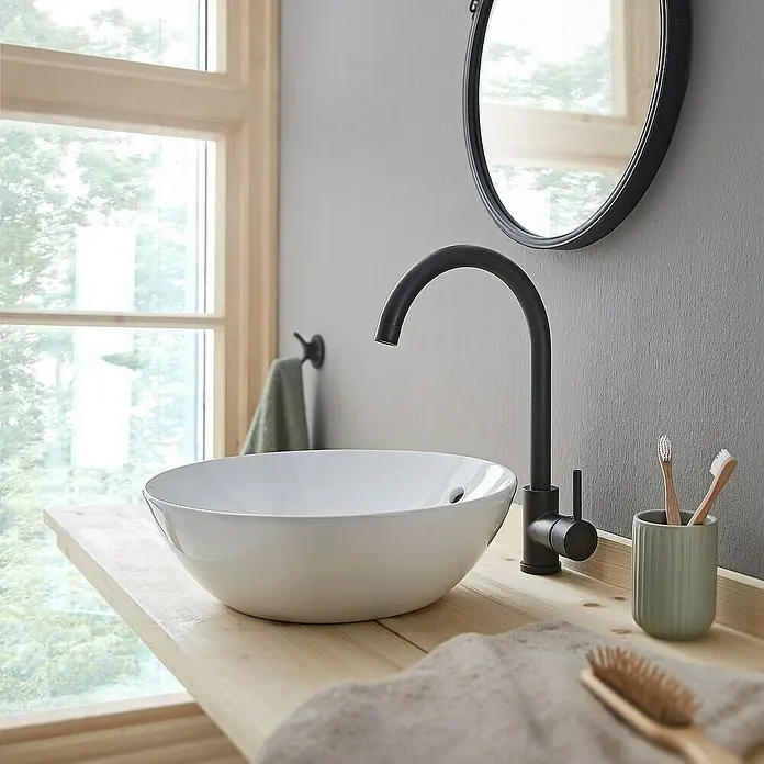 SCHÖNER WOHNEN-Kollektion Aufsatzwaschbecken Aufsatz-Waschbecken Beco 38 cm Weiß - 38 x 38 cm, Ohne Spezialglasur, Hahnloch: Ohne, Mit Überlauf, Weiß - Nahaufnahme eines modernen Badezimmers mit einem stilvollen Aufsatzwaschbecken und einer eleganten, schwarzen Armatur.