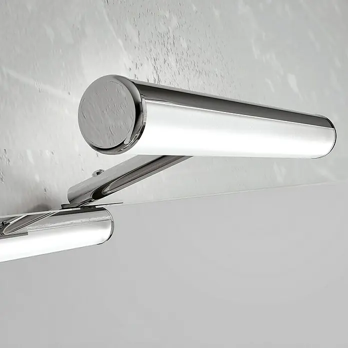 Riva Badmöbel-Set Elegance - Gesamtbreite Badmöbel: 45,2 cm, Weiß glänzend - Das Bild zeigt eine moderne LED-Wandleuchte mit Chromoberfläche, ideal für Badezimmer und andere Räume, die eine stilvolle Beleuchtung benötigen.