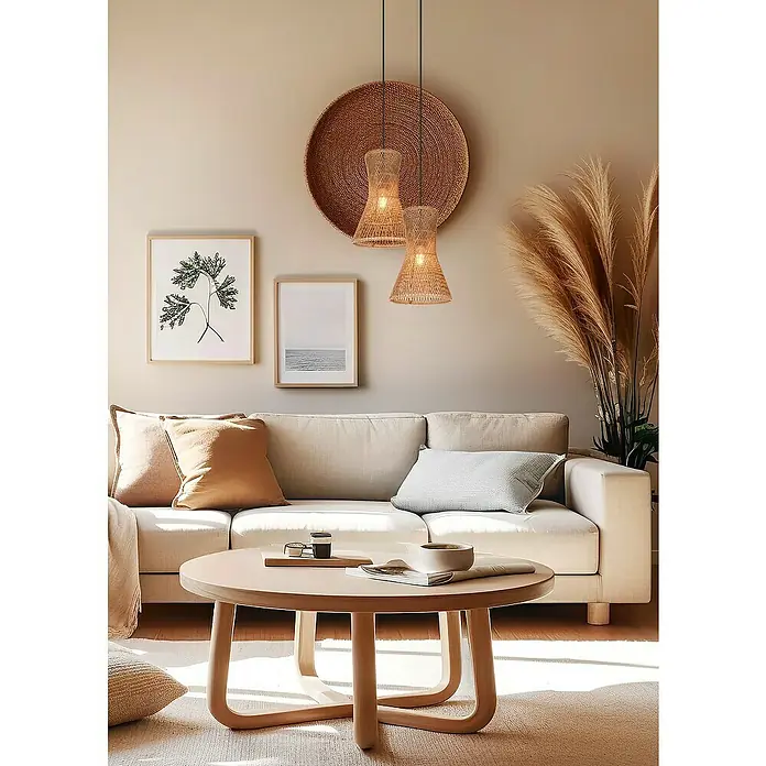 Trio Lighting Lámpara colgante Bijou - 10 W, L x An x Al: 20 x 20 x 150 cm, Marrón, E27, 1 ud. - Acogedora sala de estar con un sofá beige, una mesa de centro redonda y dos lámparas colgantes decorativas de ratán. Las luces cuelgan sobre la mesa, dando calidez.