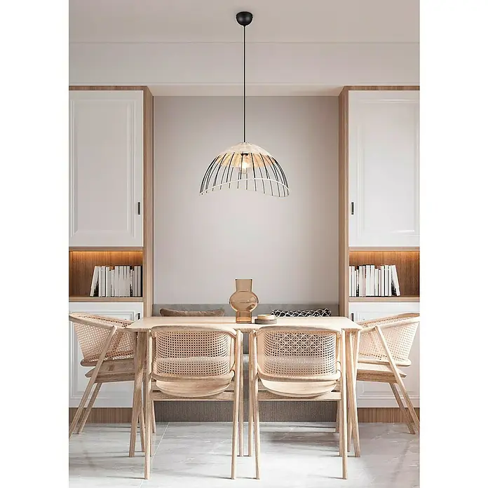 Trio Lighting Lámpara colgante redonda Sandrine - 28 W, Ø x Al: 48 x 150 cm, Negro, E27 - Una moderna lámpara colgante con una pantalla de ratán cuelga sobre una mesa de comedor con sillas de ratán a juego.