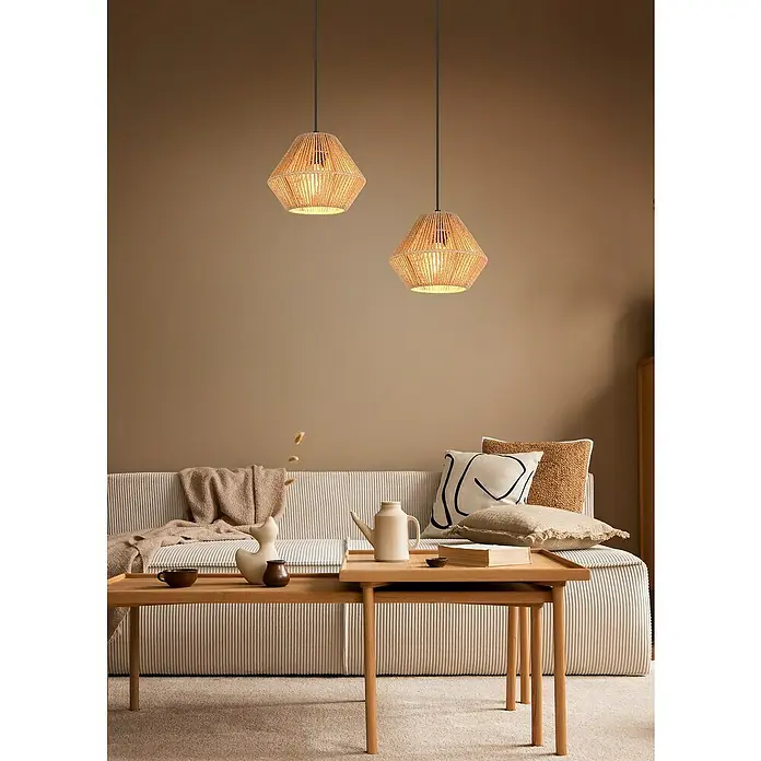 Trio Lighting Lámpara colgante Lucille - 28 W, L x An x Al: 20 x 20 x 150 cm, Marrón, E27 - Dos lámparas colgantes de ratán con luz cálida sobre una sala de estar con sofá y mesa de madera, creando un ambiente acogedor y relajante.