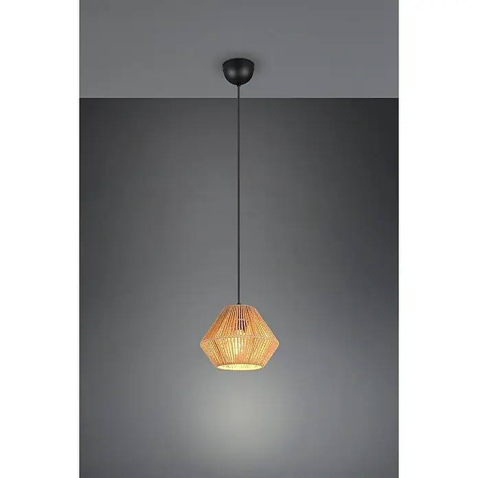Trio Lighting Lámpara colgante Lucille - 28 W, L x An x Al: 20 x 20 x 150 cm, Marrón, E27 - Primer plano de una lámpara colgante con una pantalla tejida con un tono cálido, suspendida del techo y que emite una luz suave.