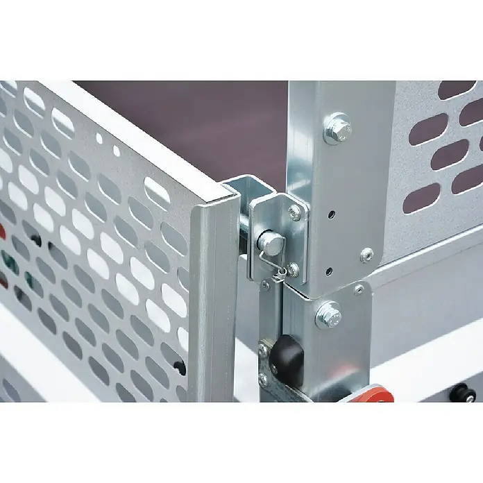 Stema Anhänger BH-R 750 Kippdeichsel - Nutzlast: 545 kg, Einachser, Kasteninnenmaß: (L x B x H): 201 x 108 x 100 cm, Ungebremst - Detailaufnahme einer Aluminium-Sicherheitsvorrichtung mit Lochmuster und Bolzen, die Stabilität und Sicherheit gewährleistet.