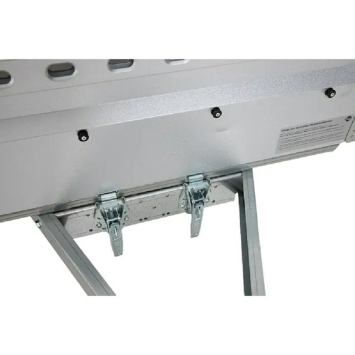 Stema Anhänger BH-R 750 Kippdeichsel - Nutzlast: 591 kg, Einachser, Kasteninnenmaß: (L x B x H): 201 x 108 x 100 cm, Ungebremst - Detailaufnahme eines silbernen Metallprodukts mit Riegeln und Befestigungselementen. Solide Konstruktion für hohe Beanspruchung.