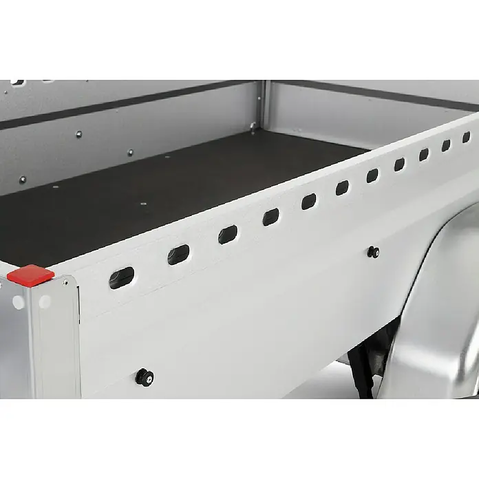 Stema Anhänger BH-R 750 Kippdeichsel - Nutzlast: 591 kg, Einachser, Kasteninnenmaß: (L x B x H): 201 x 108 x 100 cm, Ungebremst - Detailansicht eines weißen Anhängers mit Löchern. Der Boden des Anhängers ist mit einer schwarzen Matte ausgelegt.