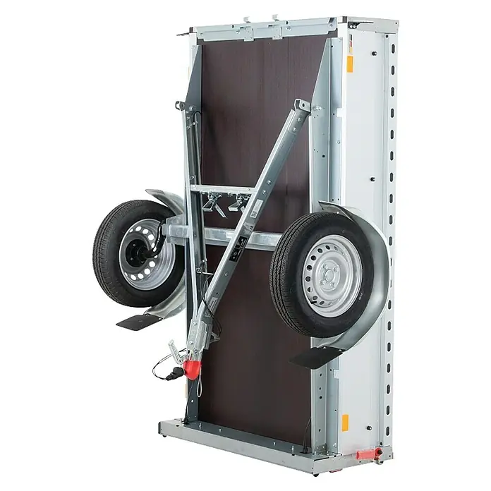 Stema Anhänger BH-R 750 Kippdeichsel - Nutzlast: 610 kg, Einachser, Kasteninnenmaß: (L x B x H): 201 x 117 x 34 cm, Ungebremst - Seitenansicht eines PKW-Anhängers, der an einer Wand befestigt ist. Der Anhänger verfügt über Reifen und eine Holzverkleidung.