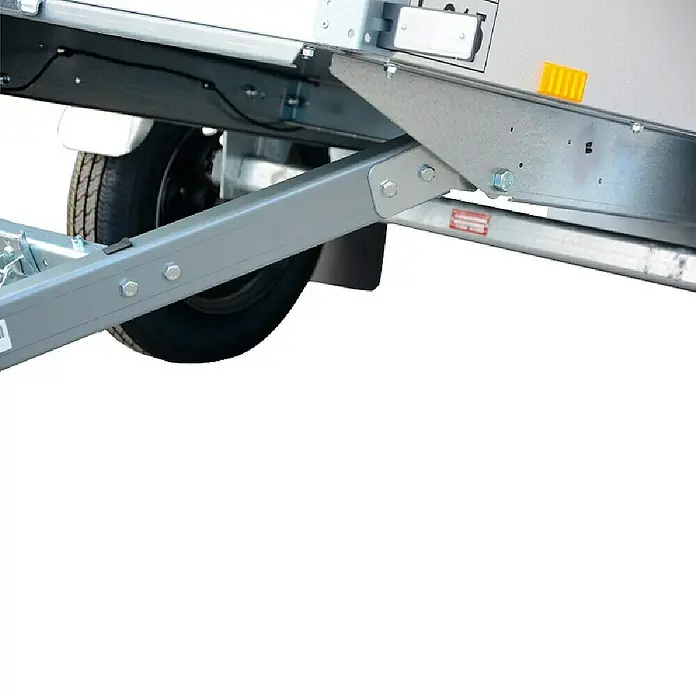 Stema Anhänger BH-R 750 Kippdeichsel - Nutzlast: 591 kg, Einachser, Kasteninnenmaß: (L x B x H): 201 x 108 x 100 cm, Ungebremst - Nahaufnahme eines grauen Anhängers mit Rad und Fahrgestellkomponenten, die robuste Bauweise und Funktionalität hervorheben.
