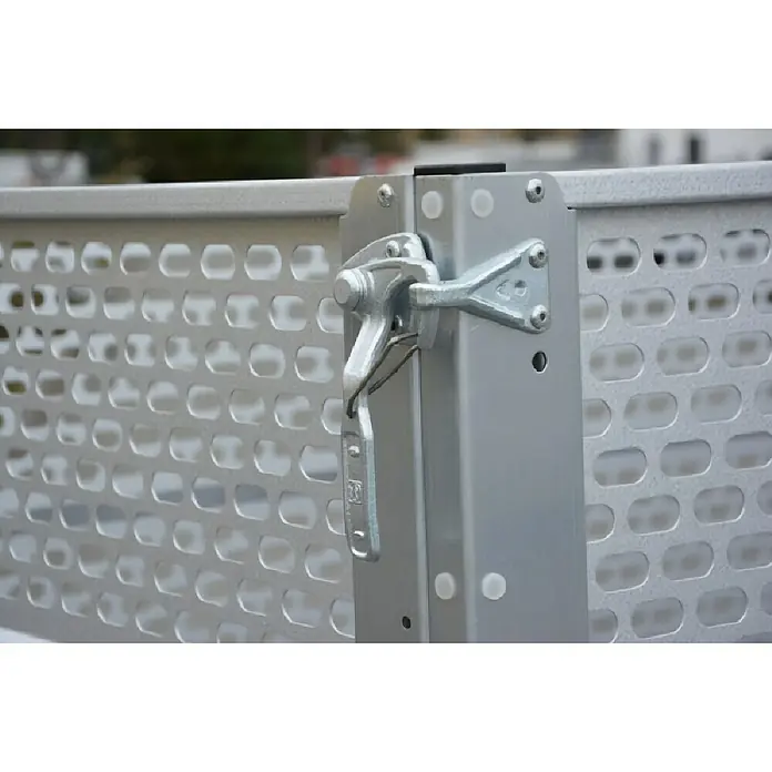 Stema Anhänger BH-R 750 Kippdeichsel - Nutzlast: 545 kg, Einachser, Kasteninnenmaß: (L x B x H): 201 x 108 x 100 cm, Ungebremst - Nahaufnahme einer silbernen Anhängerkupplung an einer perforierten Metallbordwand, die für sicheren Transport sorgt.