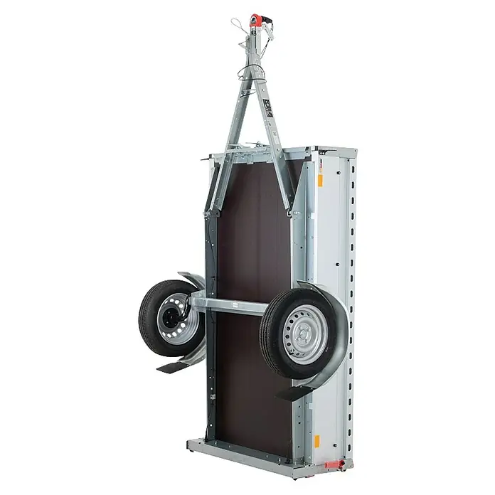 Stema Anhänger BH-R 750 Kippdeichsel - Nutzlast: 610 kg, Einachser, Kasteninnenmaß: (L x B x H): 201 x 117 x 34 cm, Ungebremst - Ein hochkant aufgestellter Anhänger mit Rädern und einer stabilen, kastenförmigen Konstruktion im Detail. Ideal für platzsparende Lagerung.