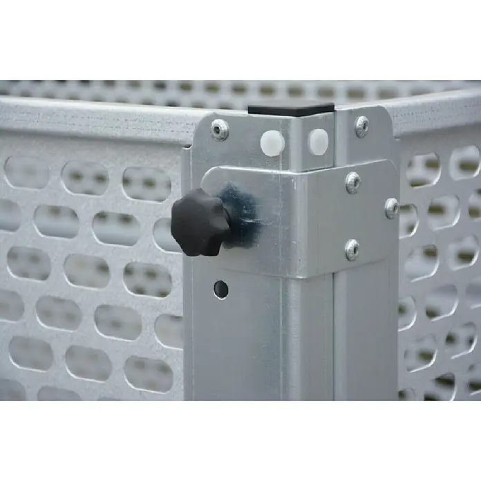 Stema Anhänger BH-R 750 Kippdeichsel - Nutzlast: 545 kg, Einachser, Kasteninnenmaß: (L x B x H): 201 x 108 x 100 cm, Ungebremst - Detailaufnahme eines silbernen Gerätekorbs mit schwarzen Drehknopf zur Befestigung. Solide Verarbeitung für vielfältige Einsatzbereiche.