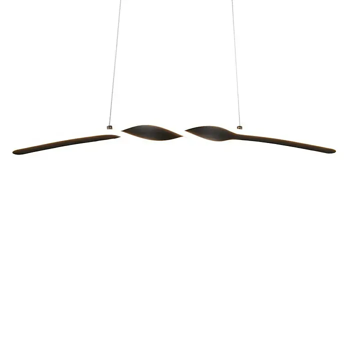 Reality Leuchten Ginko LED-Pendelleuchte - 18 W, L x B x H: 9 mm x 79 cm x 150 cm, Schwarz, Warmweiß - Eine Nahaufnahme eines schwarzen Ständers mit einem gewundenen Design und einem modernen, weißen Regal im Hintergrund.