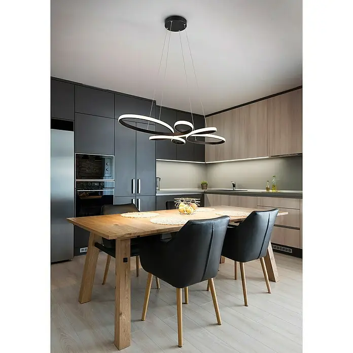 Trio Leuchten Fly LED-Pendelleuchte - 32 W, L x B x H: 45,5 x 83 x 150 cm, Schwarz, Warmweiß - Moderne Hängeleuchte mit kreisförmigen Elementen über einem Esstisch in einem stilvollen Esszimmer.