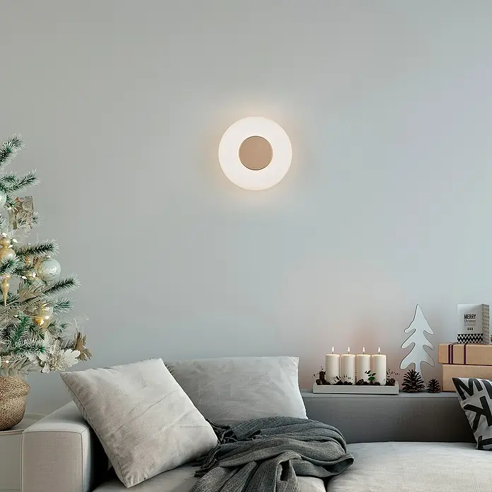 Trio Leuchten LED-Deckenleuchte rund Celeste - 10 W, Ø x H: 22 x 11,5 cm, Coffee, Warmweiß - Die runde Wandleuchte mit zentralem Kreiselement sorgt für warmes Licht. Sie erhellt das weihnachtliche Interieur mit Baum und Deko sanft.