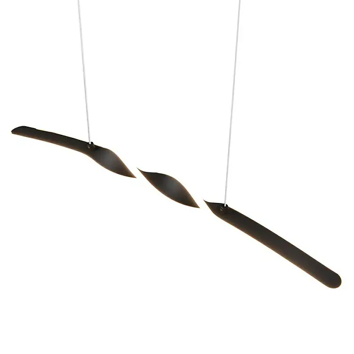 Reality Leuchten Ginko LED-Pendelleuchte - 18 W, L x B x H: 9 mm x 79 cm x 150 cm, Schwarz, Warmweiß - Nahaufnahme eines spiralförmigen Objekts vor einem Hintergrund aus horizontalen Linien, das Design und Textur hervorhebt.