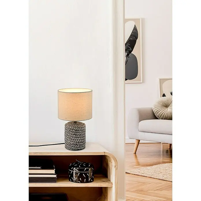 Trio Leuchten Tischleuchte rund Mala - 40 W, Ø x H: 15 x 26 cm, Braun, E14 - Nahaufnahme einer Nachttischlampe mit Stoffschirm und geflochtenem Sockel, die eine gemütliche Atmosphäre im Raum schafft.