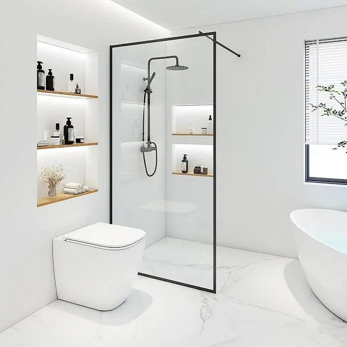 Home Deluxe Duschwand BAKI - Schwarz / Klarglas - Elegantes Badezimmer mit moderner Dusche, eingelassenen Regalen und Marmorboden, die ein Gefühl von Luxus und Komfort vermitteln.