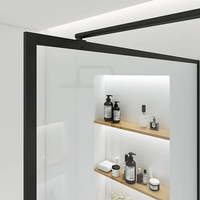 Home Deluxe Duschwand BAKI - Schwarz / Klarglas - Elegantes Duschdesign mit schwarzen Akzenten und stilvollen Regalen zur Aufbewahrung von Badutensilien für ein modernes Badezimmerambiente.