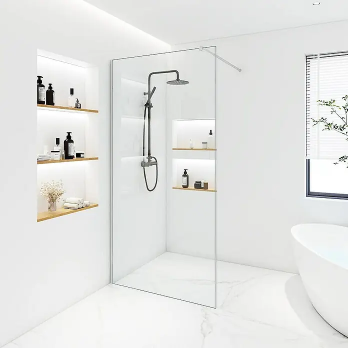 Home Deluxe Duschwand BAKI - Klarglas - Das Bild zeigt eine moderne Dusche mit Glaswand und dunkler Armatur, integriert in ein stilvolles Badezimmer mit weißen Oberflächen und Regalen.