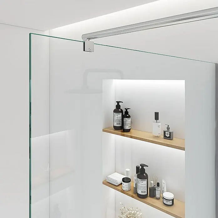 Home Deluxe Duschwand BAKI - Klarglas - Ein moderner Duschbereich mit Glasabtrennung und integrierten Regalen, die mit Pflegeprodukten dekoriert sind. Elegantes Design für Badezimmer.